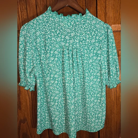 Melloday Green/White Elbow Length Ruffled Neck Cinched Sleeve Floral Top… - Picture 3 of 3